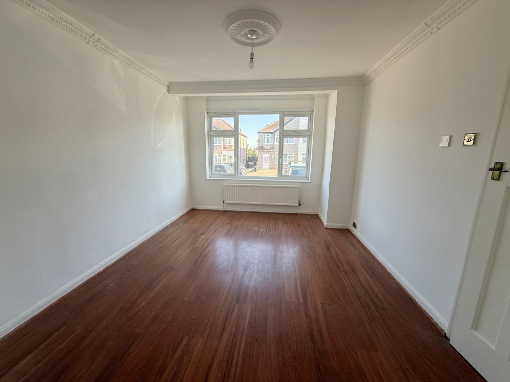 Lot: 209 - HOUSE FOR IMPROVEMENT - Through lounge come diner